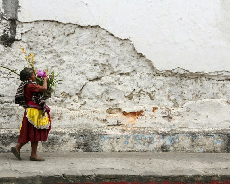 mujer con flores Guatemala