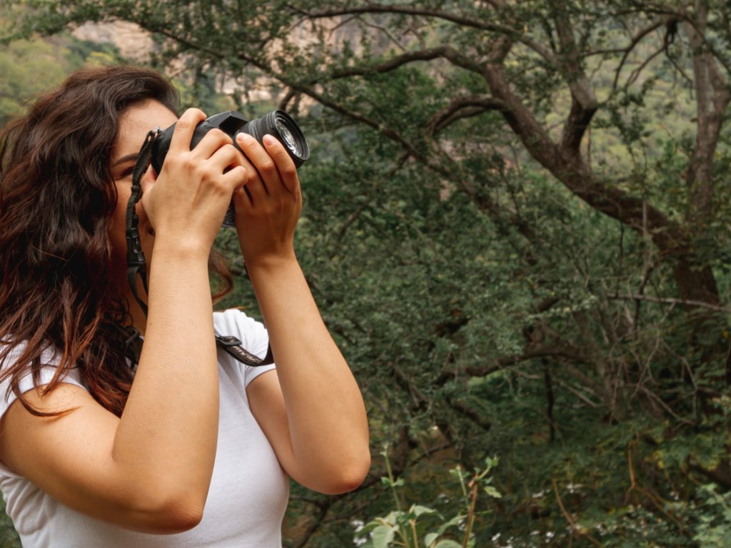 chica tomando fotografías en un safari